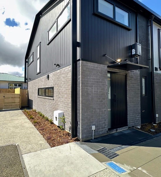 3/6 Victoria Street, Ebdentown, Upper Hutt - Carousel 1