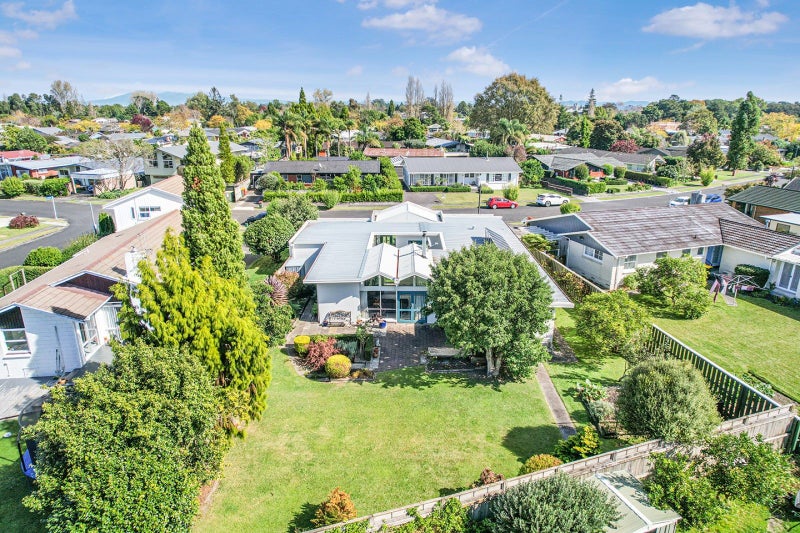 24 Bernard Street, Chedworth, Hamilton - Carousel 22