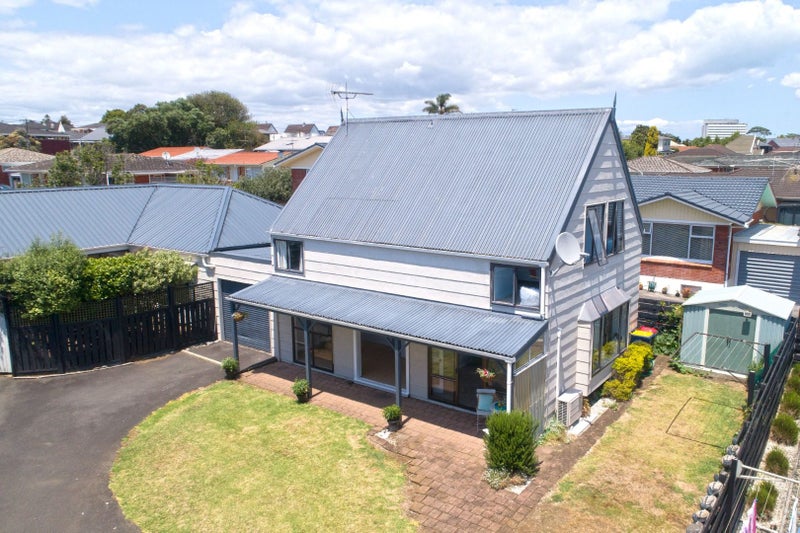 2/8 Shakespeare Road, Milford, Auckland - Carousel 1
