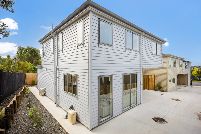 9B Widmore Drive, Massey, Auckland - Carousel 2