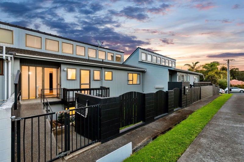 2/18 Wernham Place, Northcote, Auckland - Carousel 2