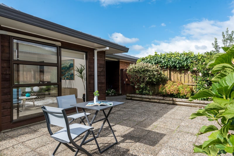 2/11 Golfland Drive, Golflands, Auckland - Carousel 1