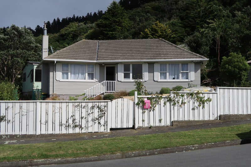 1 Mckelvey Place, Tawa, Wellington - Carousel 1