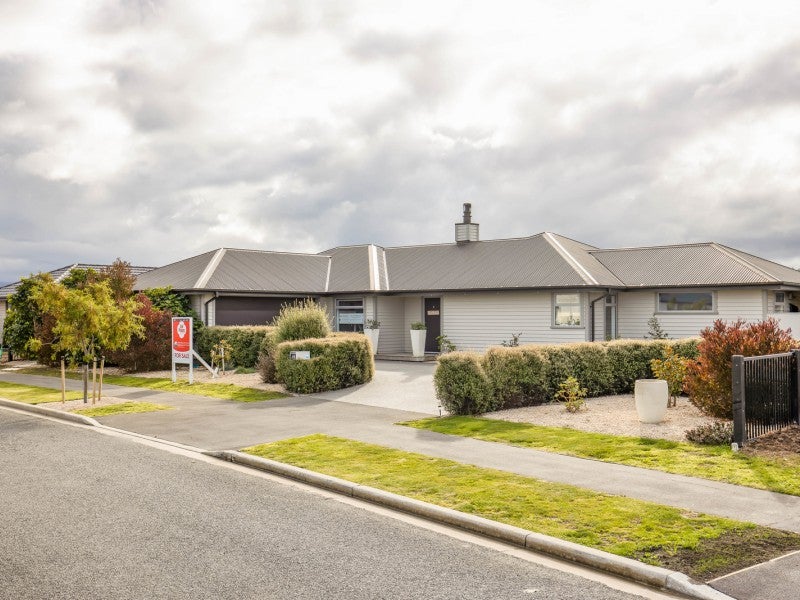 11 Denton Street, Amberley, Amberley - Carousel 1