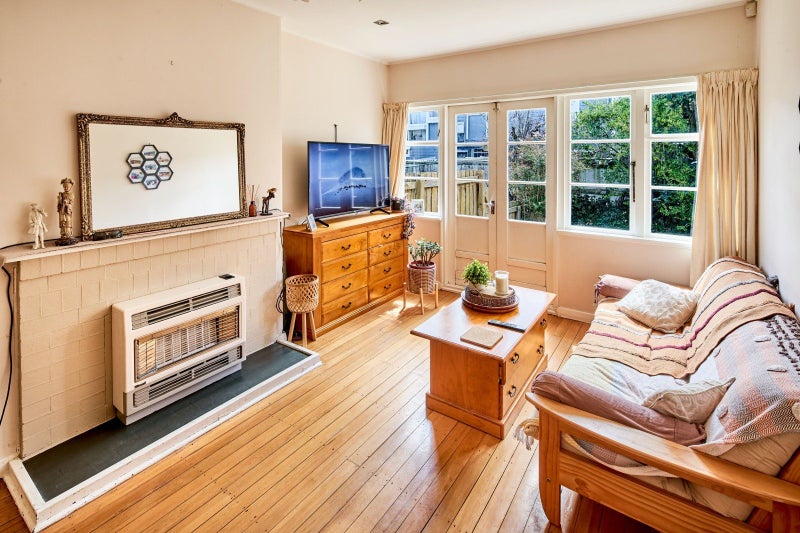 6 Hobbs Grove, Epuni, Lower Hutt - Carousel 1