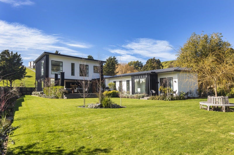 8 Saddle Vale Rise, Halswell, Christchurch - Carousel 1