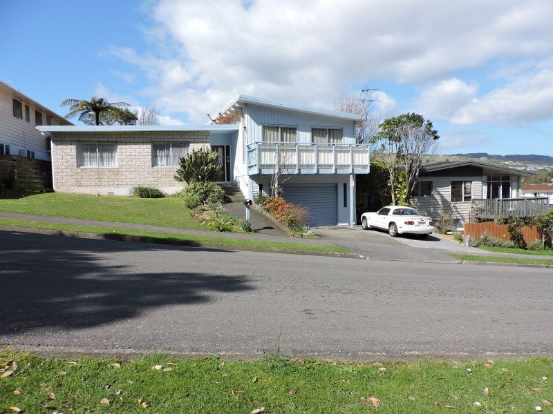 6 Turriff Crescent, Tawa, Wellington - Carousel 1