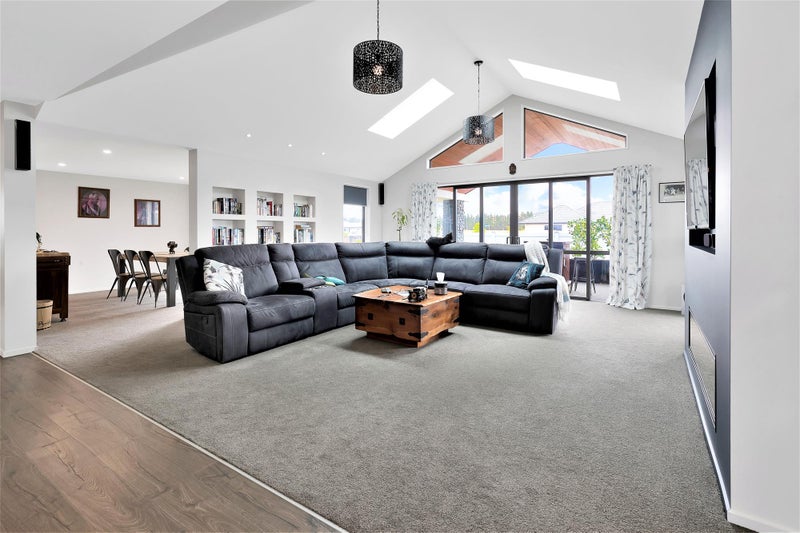 12 Rosewood Drive, Amberley, Amberley - Carousel 1