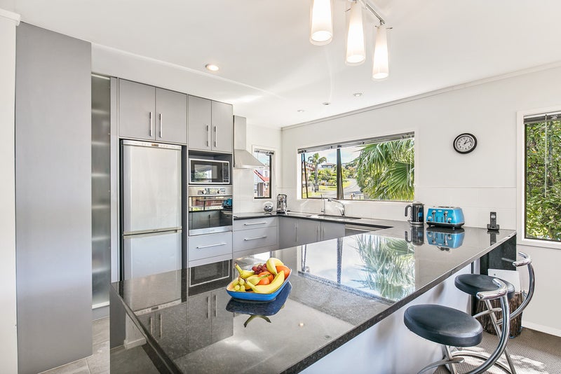 1 Milwaukee Place, Glendene, Auckland - Carousel 2