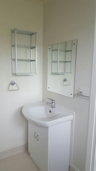 208 Frimley Oaks, Frimley, Hastings - Carousel 12