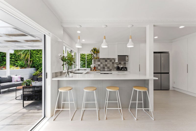 11 Seymour Road, Mellons Bay, Auckland - Carousel 2