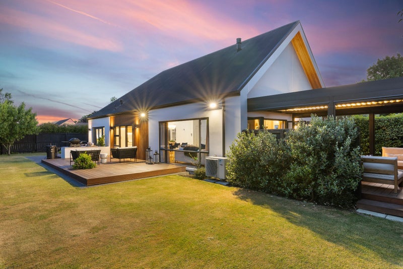 8 Carnaby Close, St Albans, Christchurch - Carousel 1
