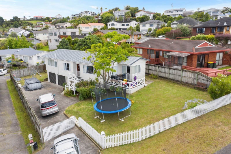 11 Worthington Place, West Harbour, Auckland - Carousel 1