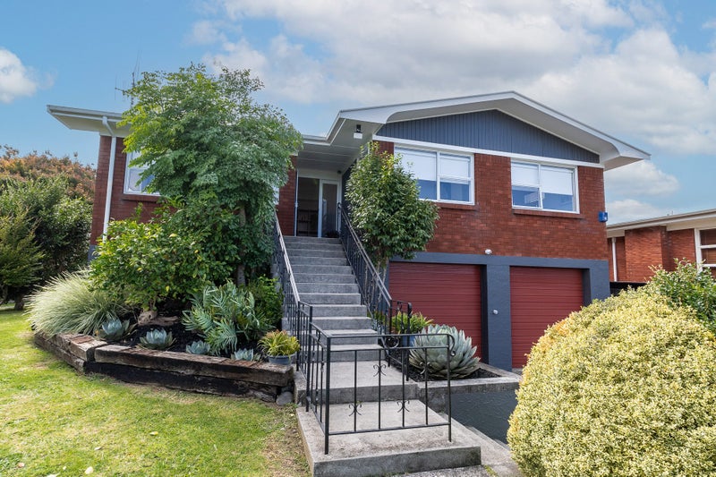 6 Bernard Street, Chedworth, Hamilton - Carousel 1