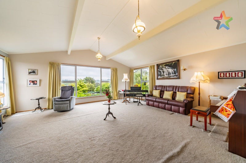 2 Honeysuckle Grove, Maungaraki, Lower Hutt - Carousel 2