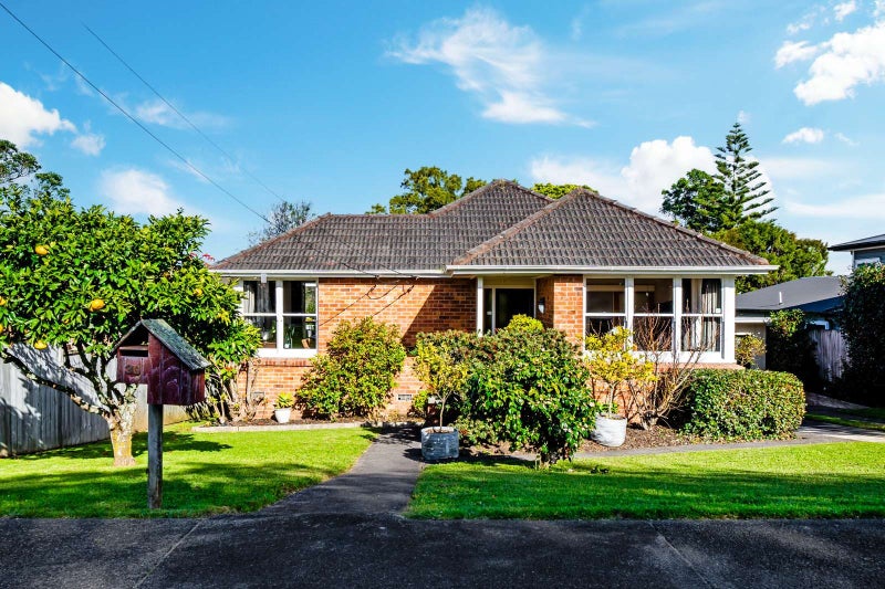 30 Weybridge Crescent, Glen Innes, Auckland - Carousel 1