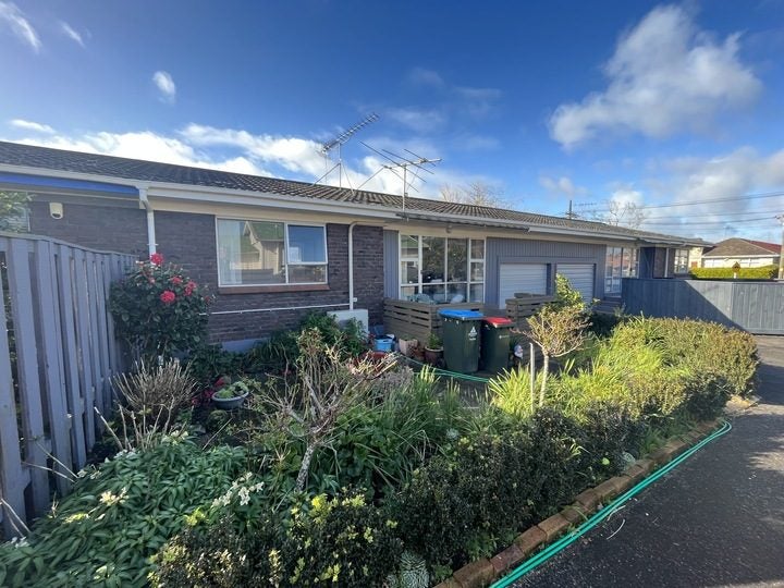 2/5 Erson Avenue, Royal Oak, Auckland - Carousel 1