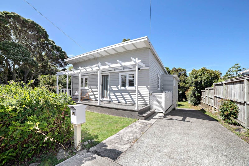 39 Lyons Avenue, Murrays Bay, Auckland - Carousel 1