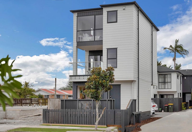 5/17 Huia Road, Point Chevalier, Auckland - Carousel 1