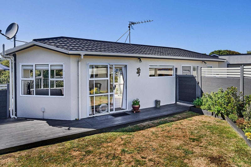 39 James Cook Drive, Whitby, Porirua - Carousel 1