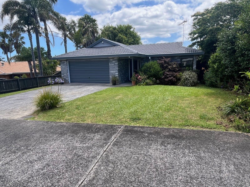 15 Pinewood Grove, Botany Downs, Auckland - Carousel 1
