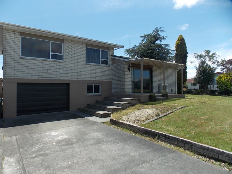 4 Waltham Court, Cloverlea, Palmerston North - Carousel 1
