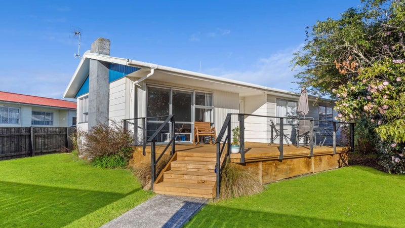 42 Geraldine Crescent, Cloverlea, Palmerston North - Carousel 1