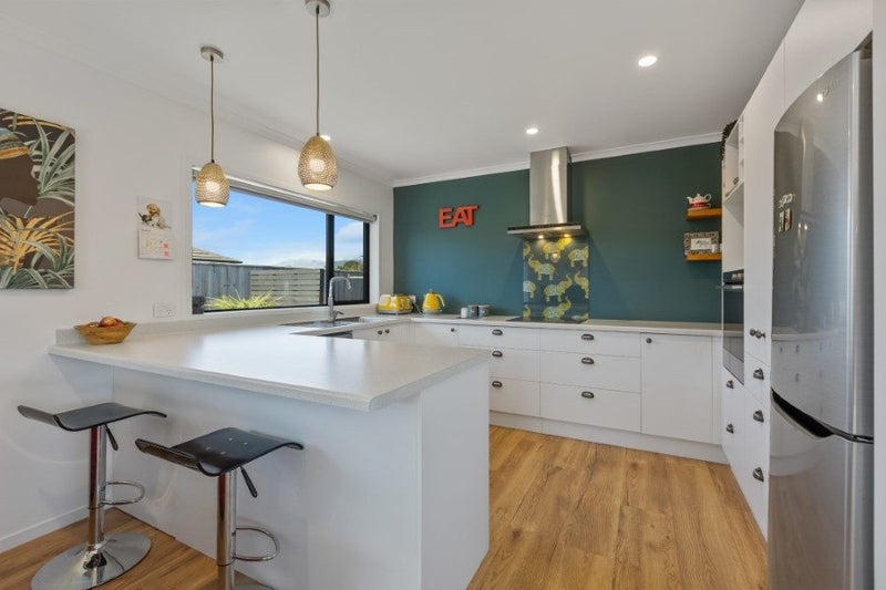 32 Honeyfield Drive, Whalers Gate, New Plymouth - Carousel 2