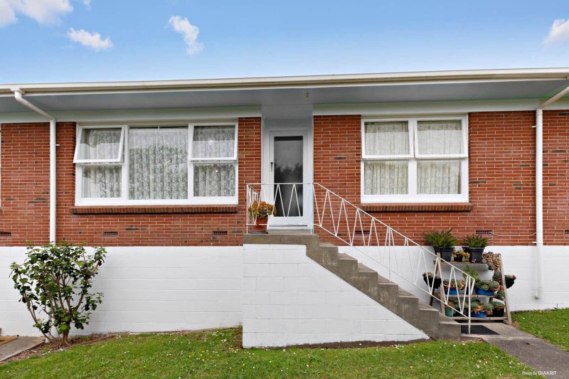 2/18 Knights Road, Rothesay Bay, Auckland - Carousel 1