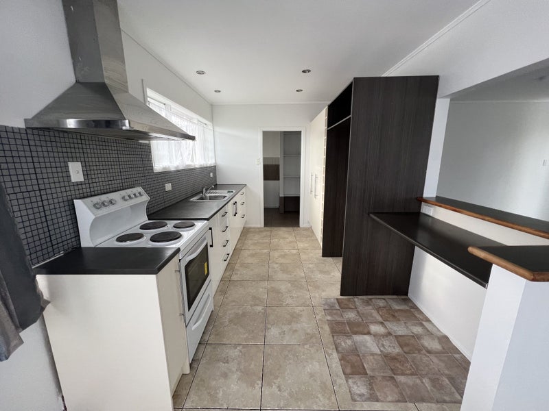 1 Lynn Place, Otara, Auckland - Carousel 2