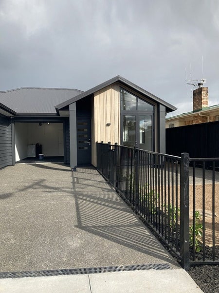 4/17 Tudor Crescent, Chedworth, Hamilton - Carousel 2