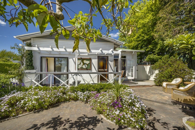 1209 Caroline Road, Mayfair, Hastings - Carousel 1