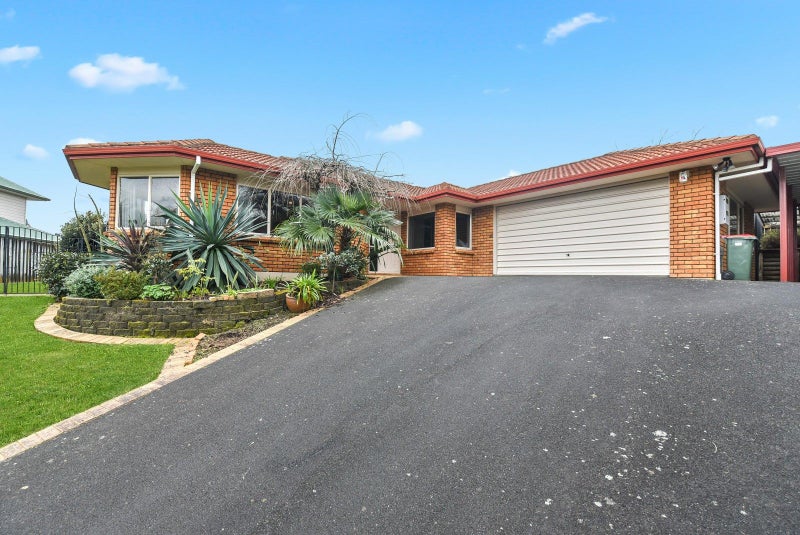 8 Sunny Dale, Western Heights, Hamilton - Carousel 1