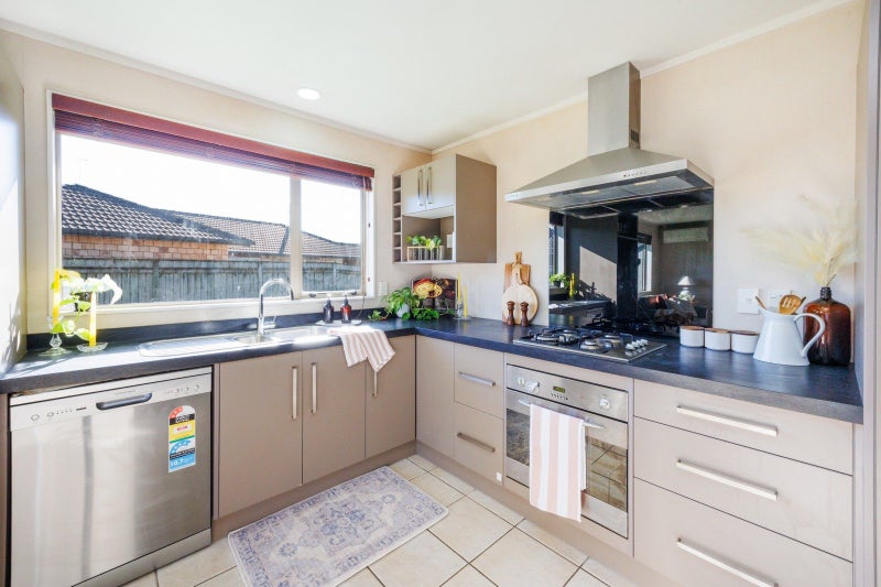 21 Cleveland Heights, Kelvin Grove, Palmerston North - Carousel 2