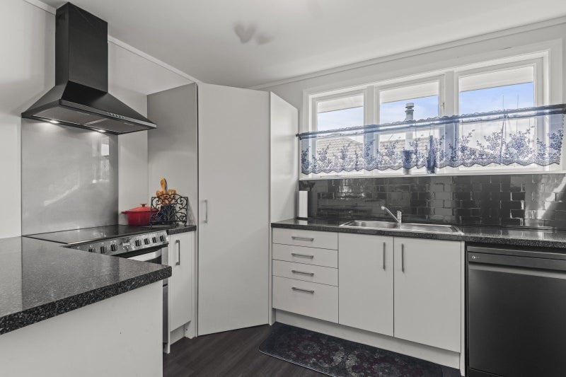 44 Holland Crescent, Bulls - Carousel 17