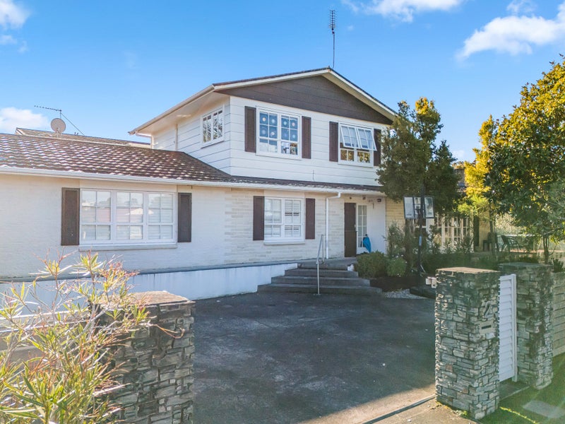 2 King Richard Place, Browns Bay, Auckland - Carousel 1