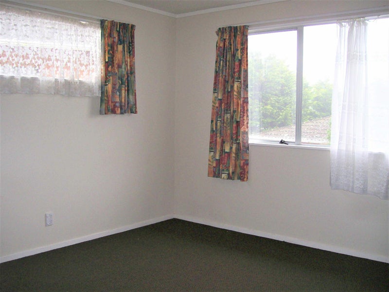 1/2 Cathie Place, Karori, Wellington - Carousel 7
