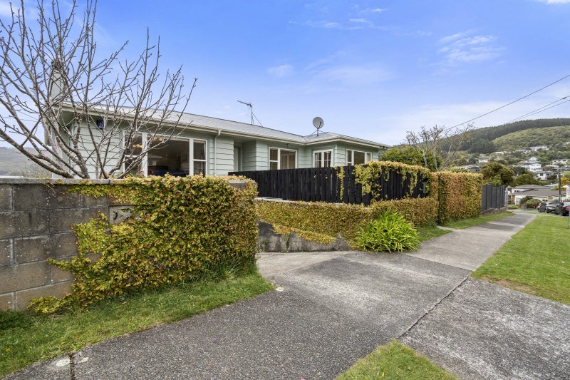 28 Saint Johns Terrace, Tawa, Wellington - Carousel 1