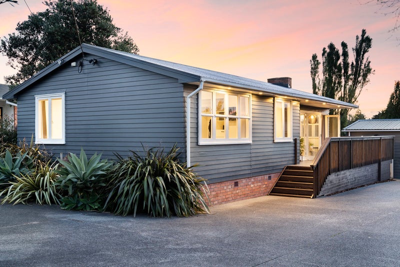 10 Cobham Crescent, Kelston, Auckland - Carousel 1