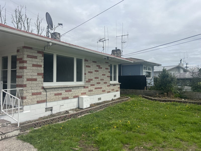 15 Yorkshire Road, Silverdale, Hamilton - Carousel 1