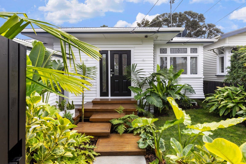 10 Buxton Street, Point Chevalier, Auckland - Carousel 1