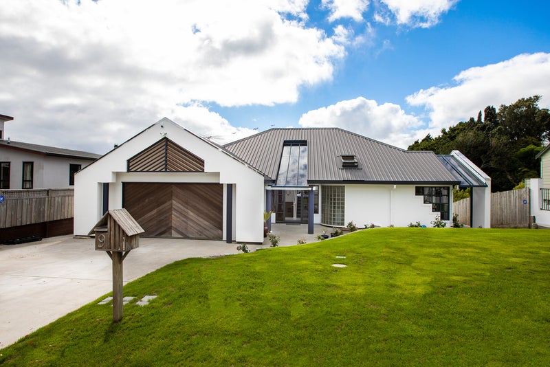 9 Ewhurst Place, Goodwood Heights, Auckland - Carousel 1