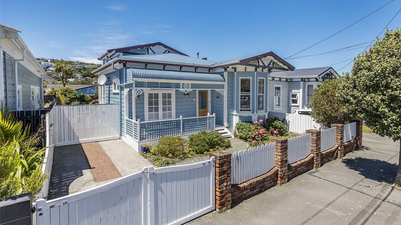 31 Derwent Street, Island Bay, Wellington - Carousel 1