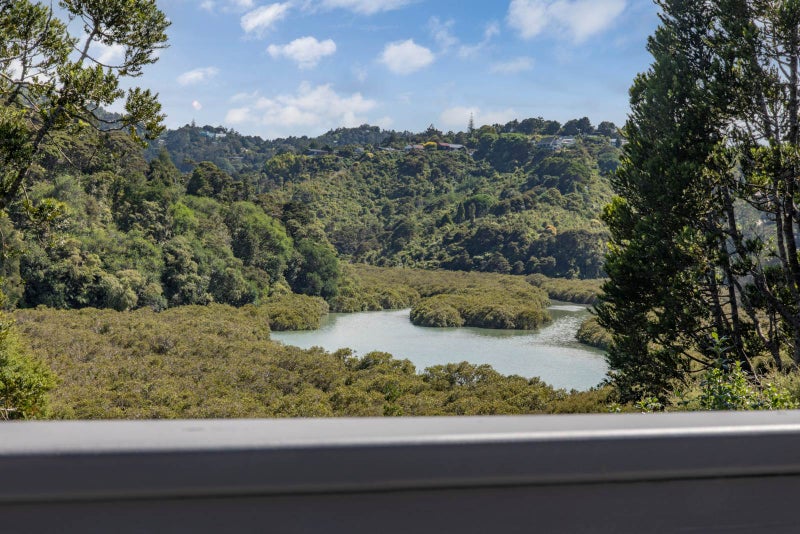 8 Janet Place, Laingholm, Auckland - Carousel 2