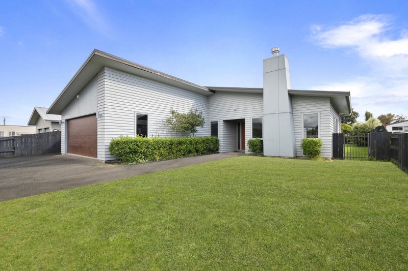 3 Peppertree Glade, Kelvin Grove, Palmerston North - Carousel 1