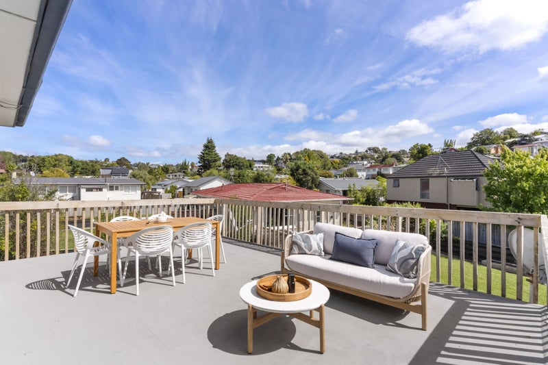 11 Wykeham Place, Glenfield, Auckland - Carousel 2