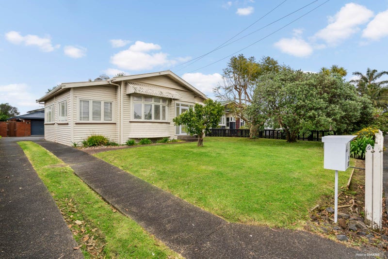 8 Alberta Street, Point Chevalier, Auckland - Carousel 2