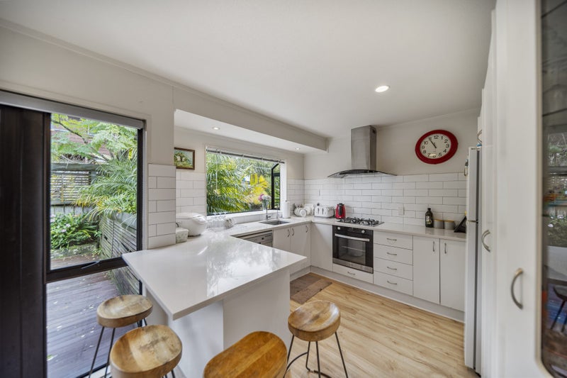 10 Kirkdale Place, Northcross, Auckland - Carousel 2