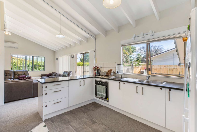 25 Sikkim Crescent, Clover Park, Auckland - Carousel 2