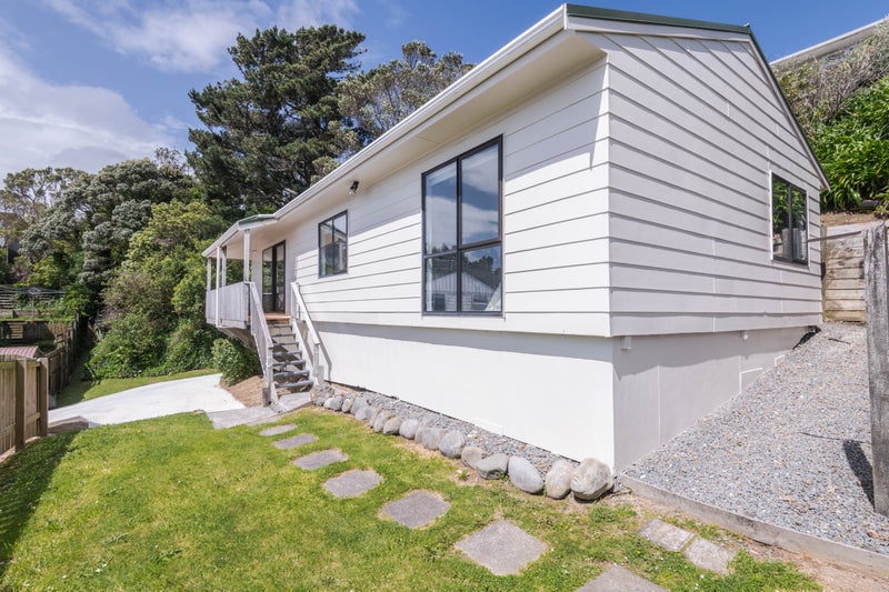 12A Griffiths Grove, Newlands, Wellington - Carousel 1